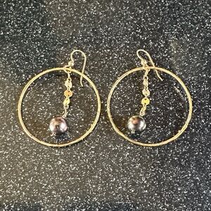 Chic Gold Hoop Earrings with Dark Pearls